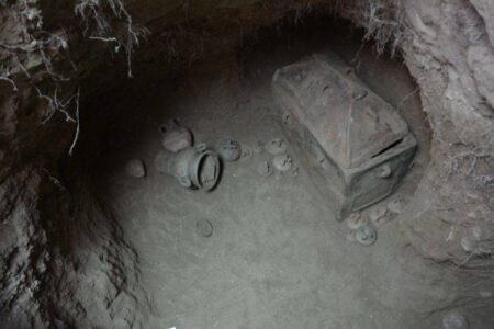 Minoan tomb